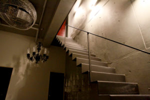 【ゴシック調な白ホリゾントレンタル撮影スタジオ】